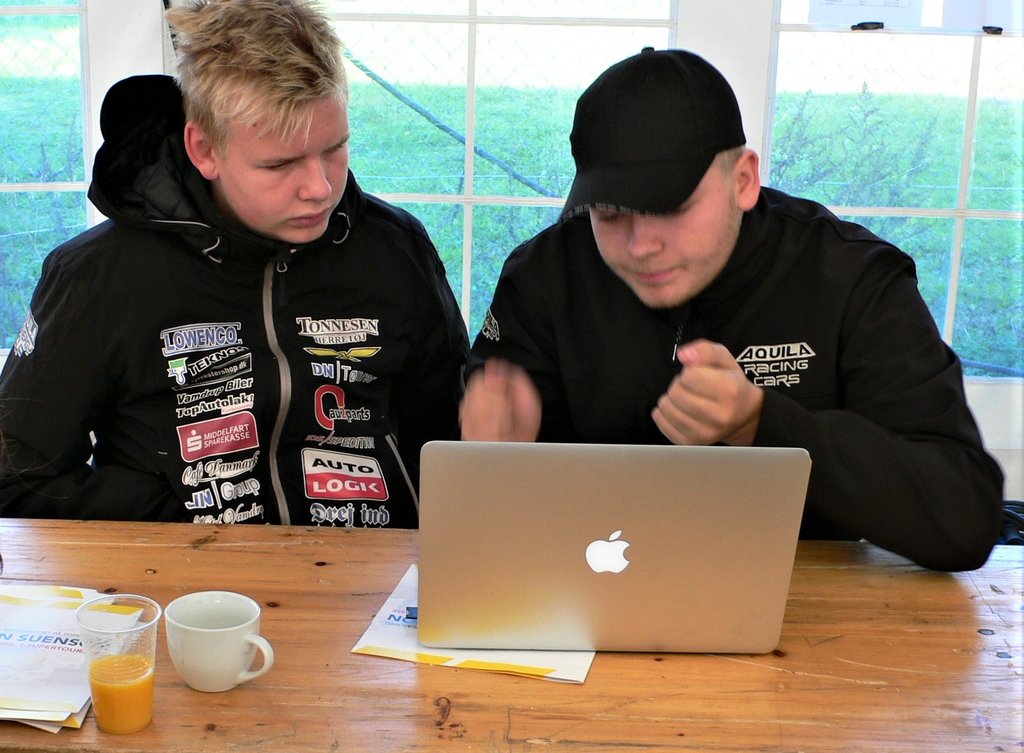 Christoffer Christensen t.v. og Kevin Suenson der siger og der styrer du ind – ikke før!